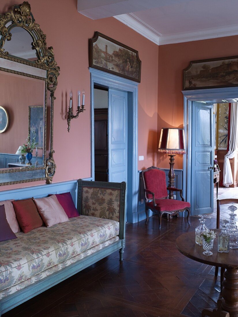 Pink wall and blue panelled doors in historical lounge