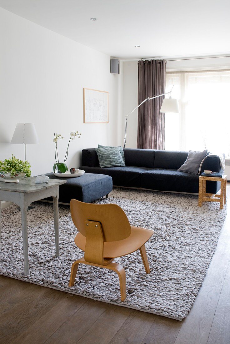 Designerstuhl auf grauem Teppich im klassischen Wohnzimmer