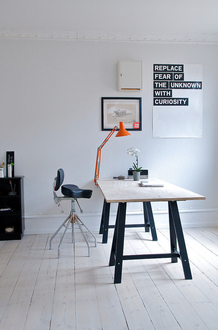 Schreibtisch auf Möbelböcken im minimalistischen Arbeitszimmer
