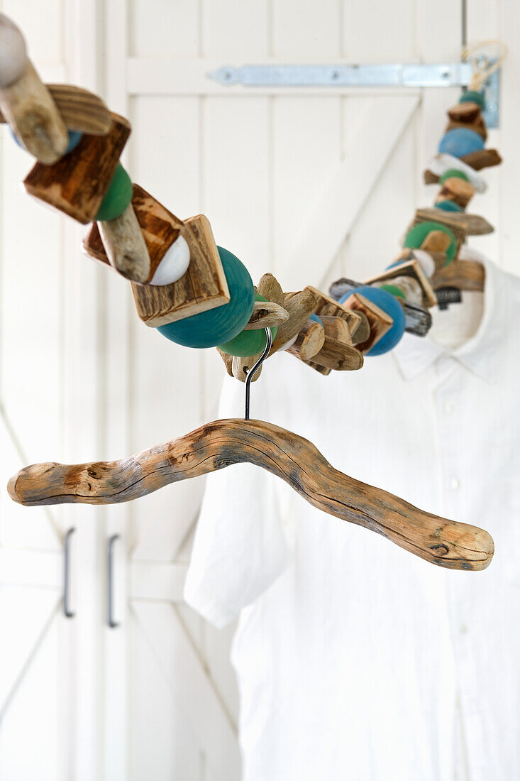 Maritime DIY garland made of driftwood and coat hangers