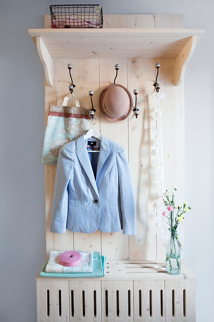 Garderobe aus hellem Holz