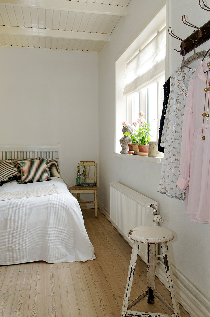 Schlafzimmer in Weiß mit Dielenboden und Shabby Chic