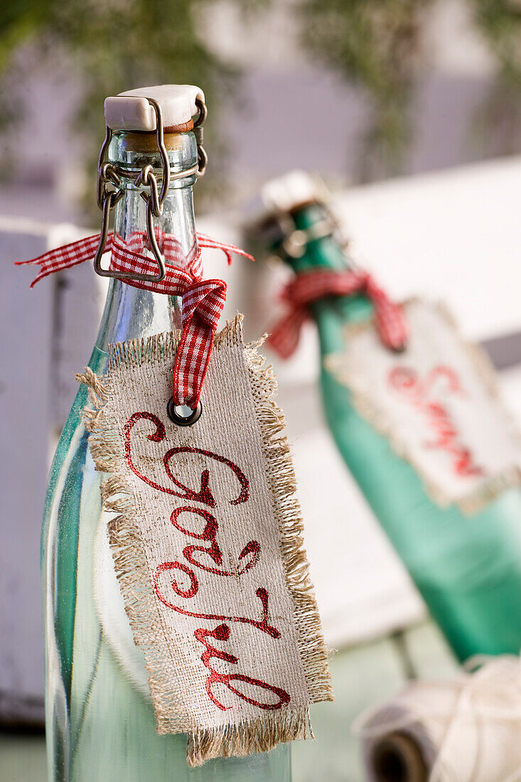 DIY-Flaschenanhänger mit Weihnachtsgruß