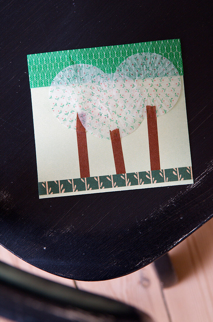 Selbstgemachte Postkarte aus Masking Tape und Muffinförmchen mit Baummotiv