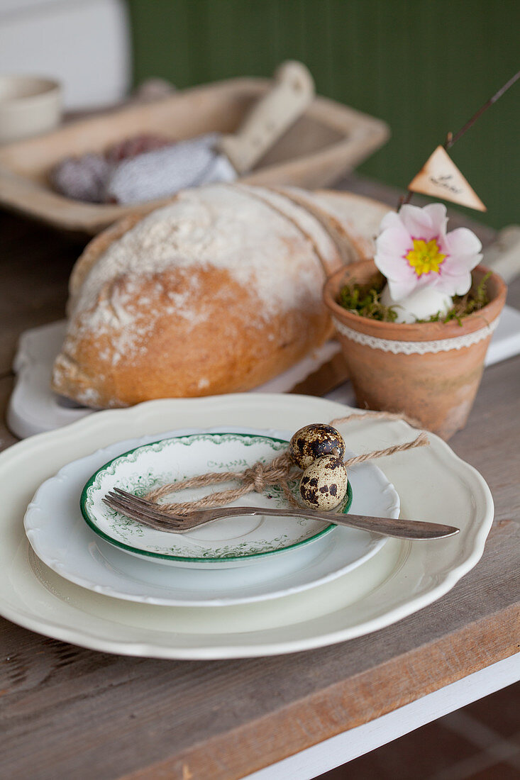 Wachteleier und Schnur auf dem Teller auf rustikal gedecktem Tisch