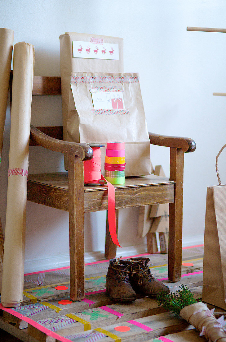 Stuhl mit verpackten Geschenken auf mit Masking Tape beklebter Palette