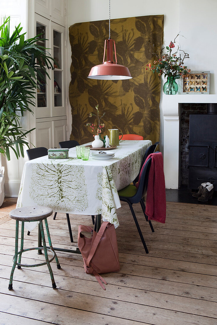 Tischdecke und Wandbehang mit botanischem Muster im Esszimmer