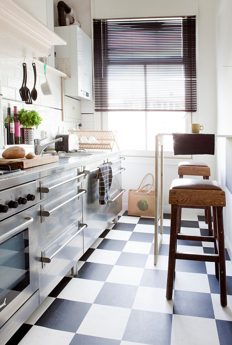 Edelstahl-Küchenzeile in schmaler Küche mit Schachbrettfliesen