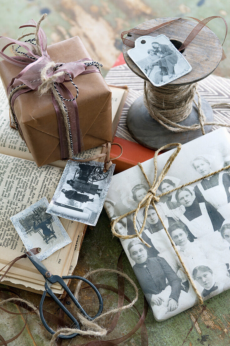 Weihnachtsverpackung mit nostalgischen Fotos
