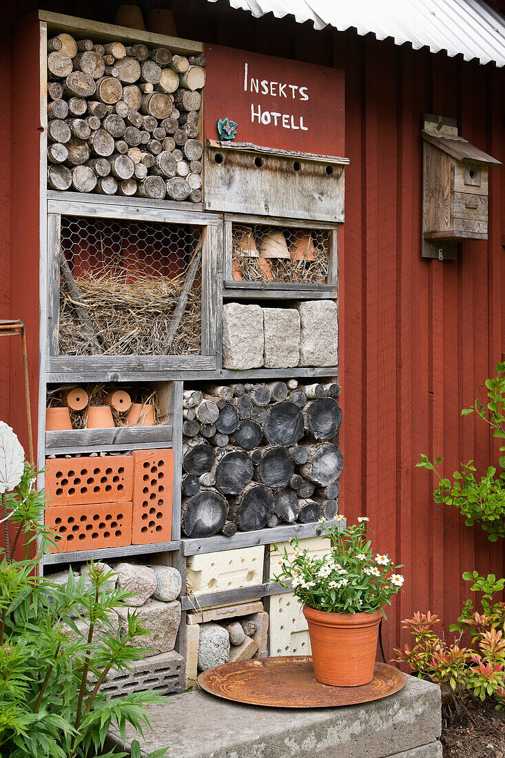 Insektenhotel an Hauswand