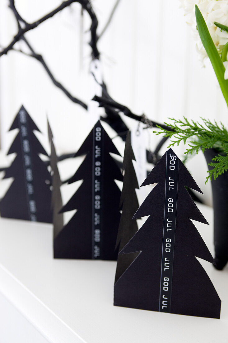 Tannenbäume aus schwarzem Fotokarton mit Weihnachtsgruß