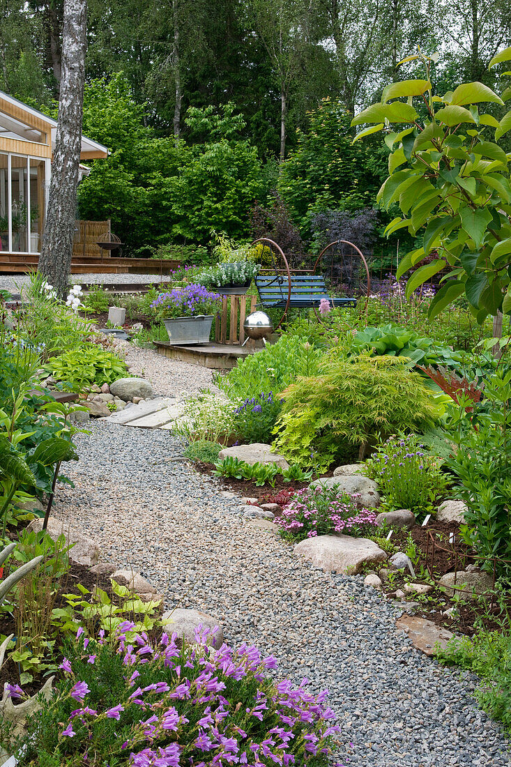 Kiesweg durch sommerlichen Garten