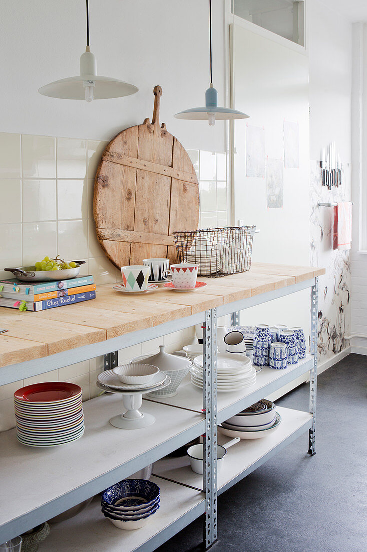 Offenes Regal mit Arbeitsplatte aus Holz in der Küche