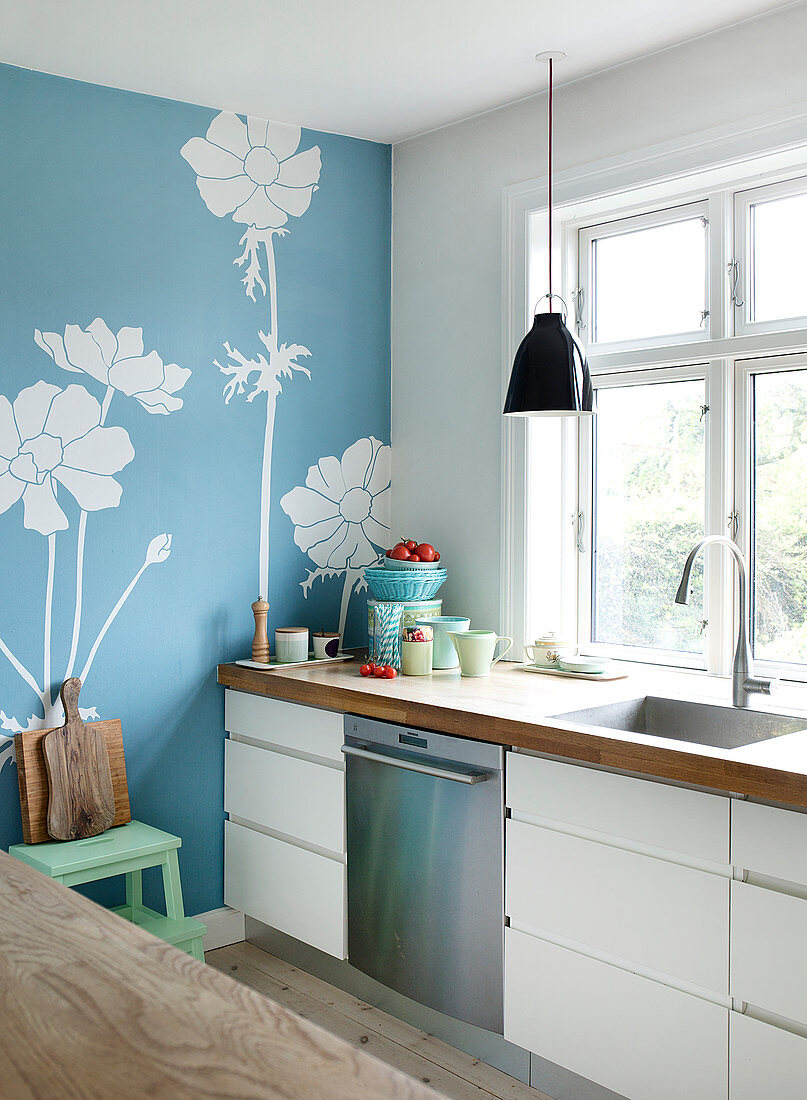 Blue wallpaper with flower motif in the kitchen