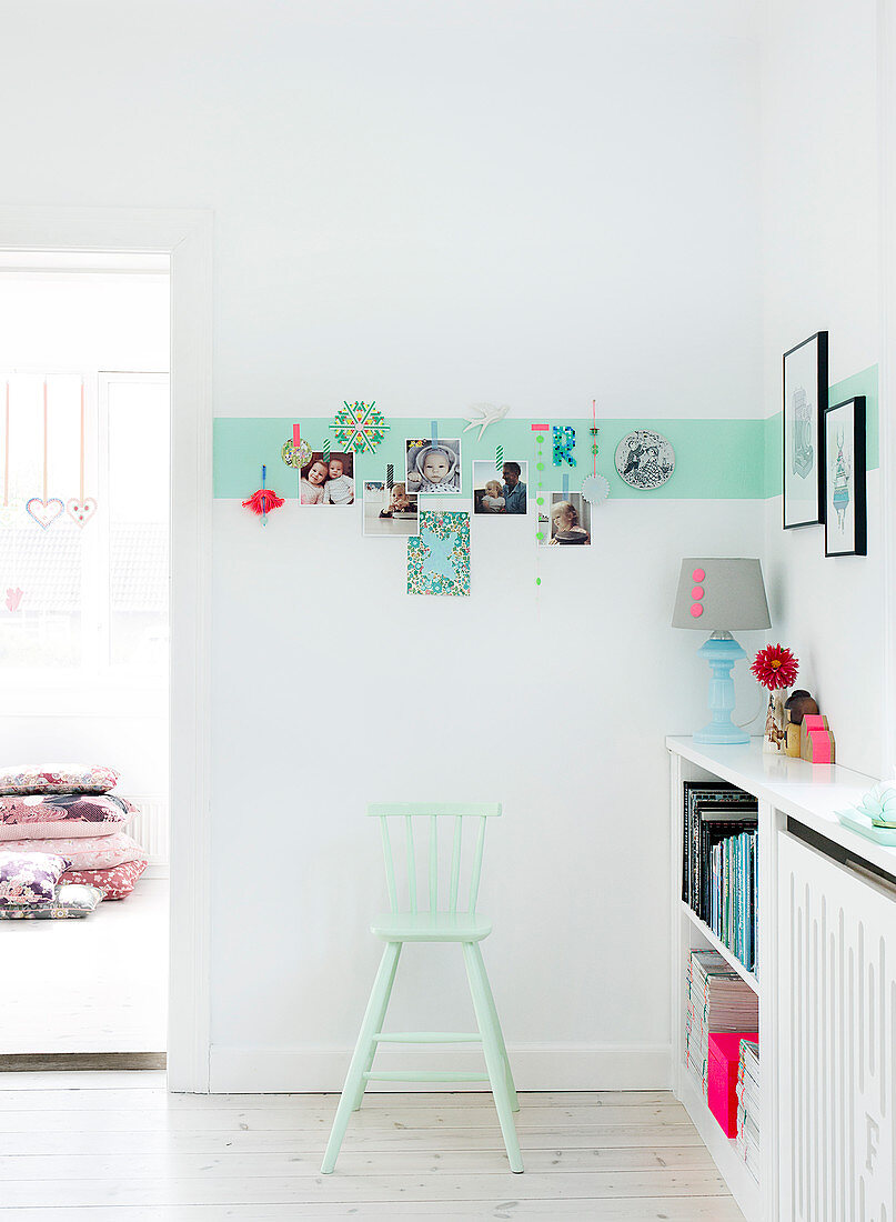 Wandbordüre aus Masking Tape mit Kinderfotos im Wohnzimmer