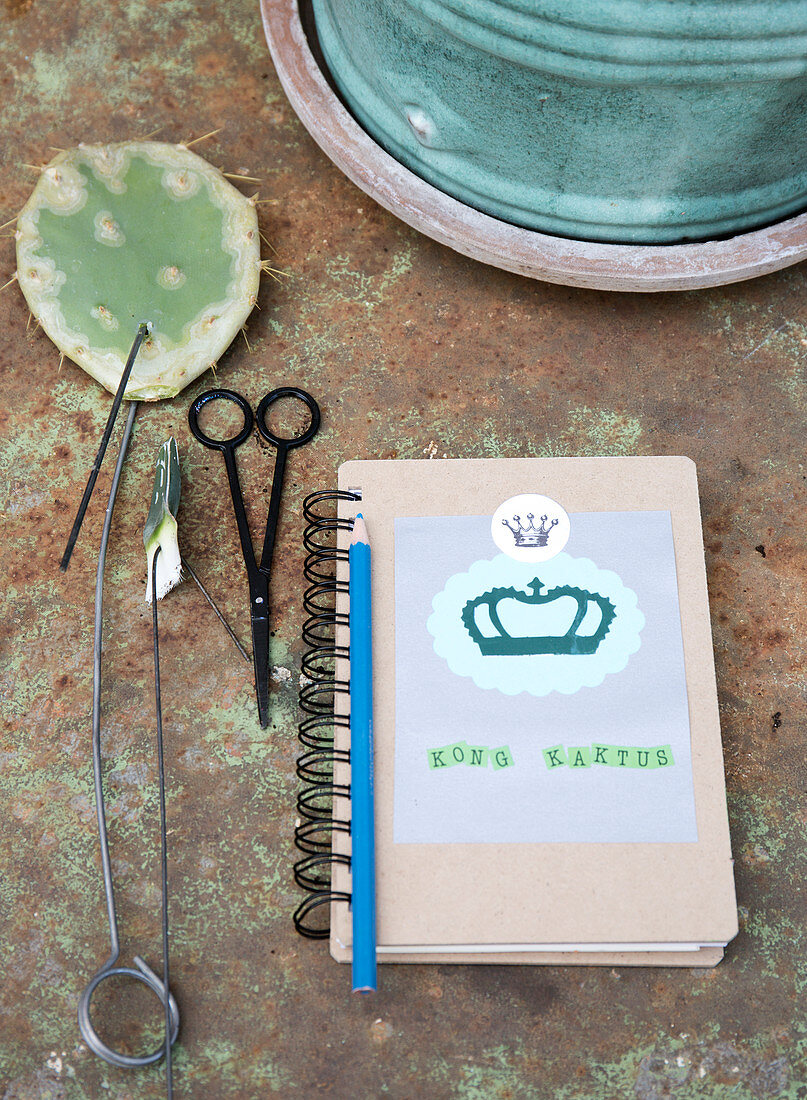 Notebook with a crown motif and a prickly pear leaf