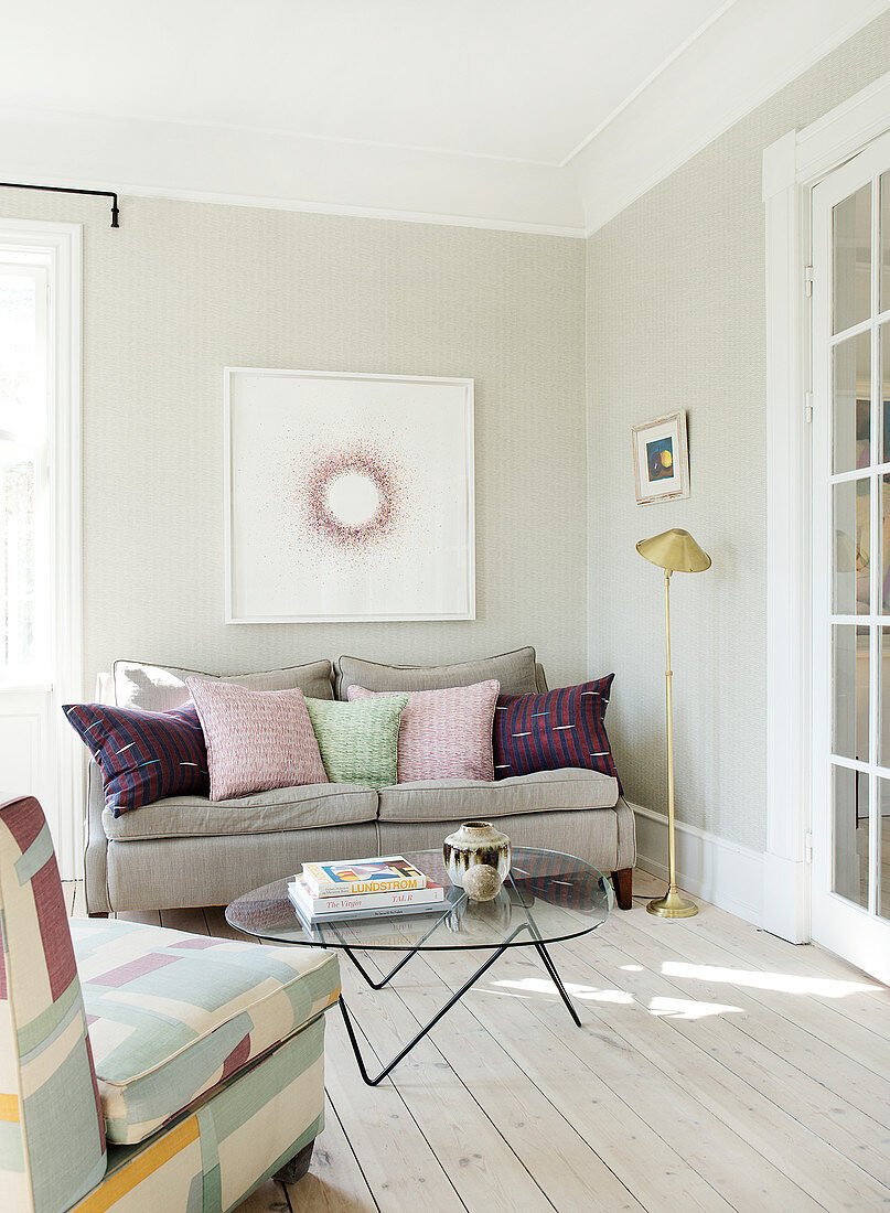 Feminines Wohnzimmer in Pastellfarben mit Dielenboden