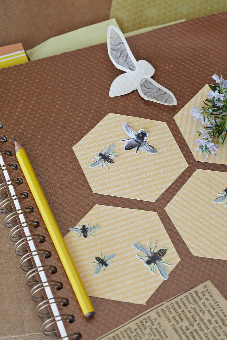 Waben und Bienen aus Papier auf einem Ringbuch