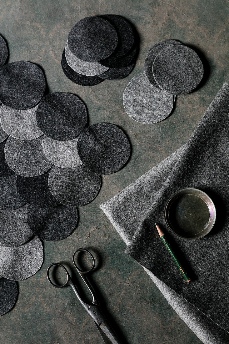 DIY-Kissenbezug aus grauen Filzkreisen
