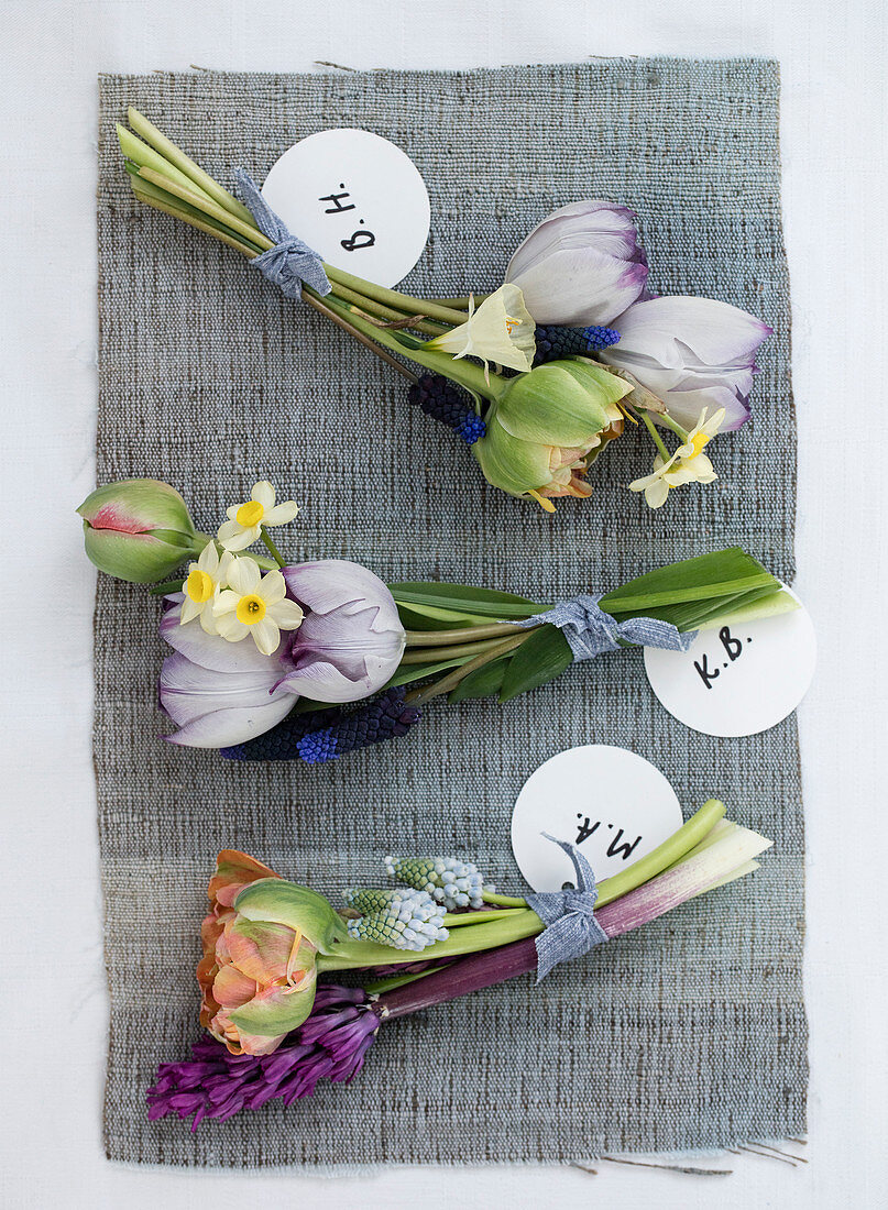 Tulpen, Hyazinthen, Narzissen und Traubenhyazinthen in kleinen Sträußchen
