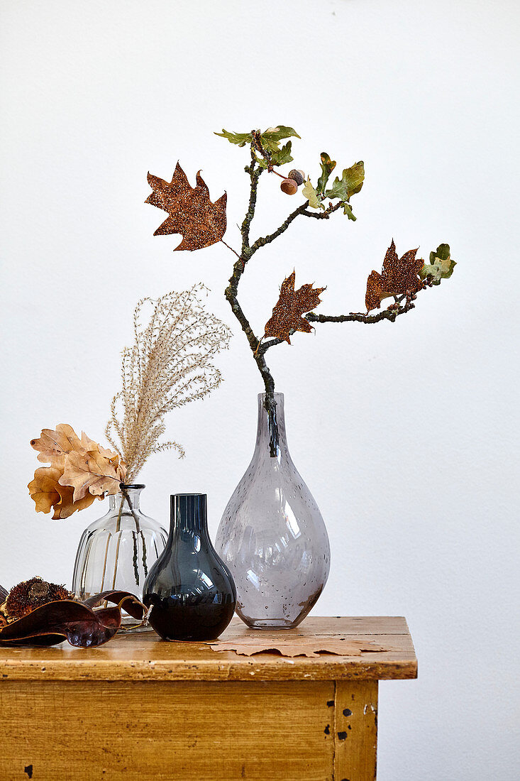 Glasvasen mit Herbstdekoration