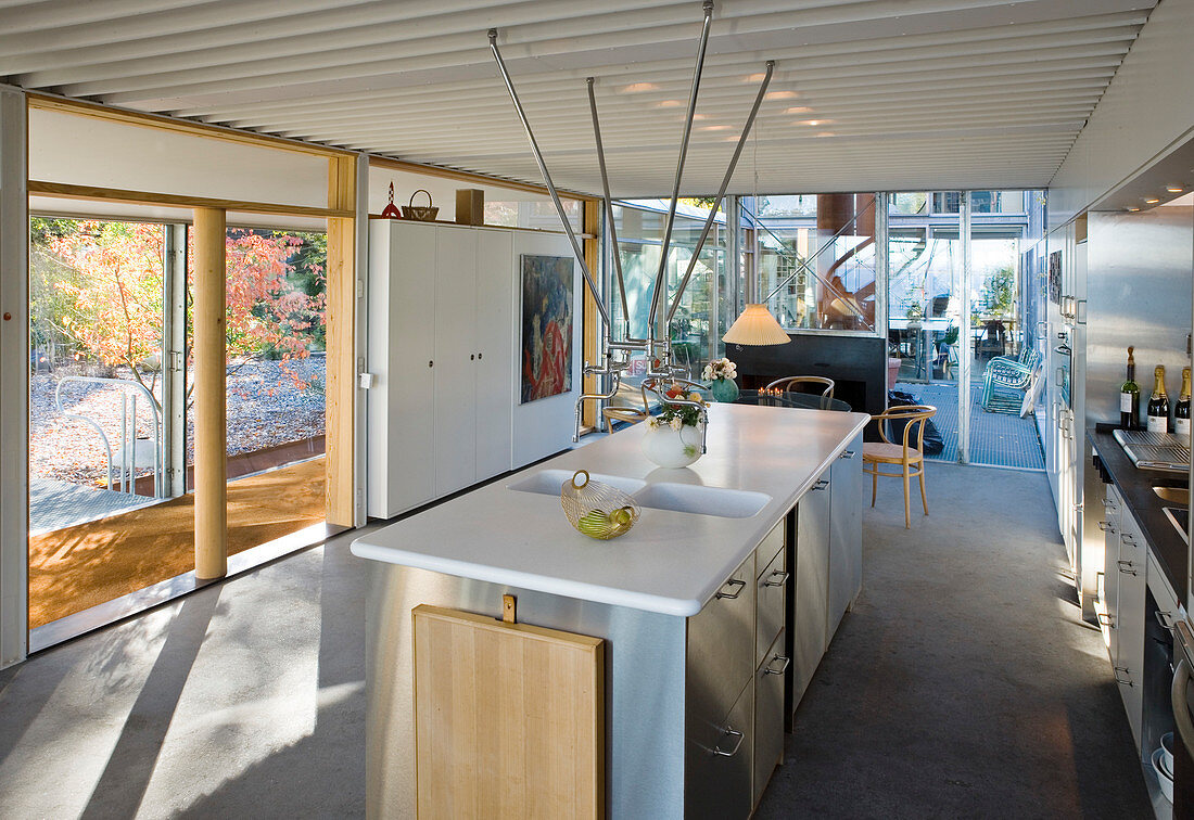 Moderner Wohnraum mit offener Küche und Betonboden