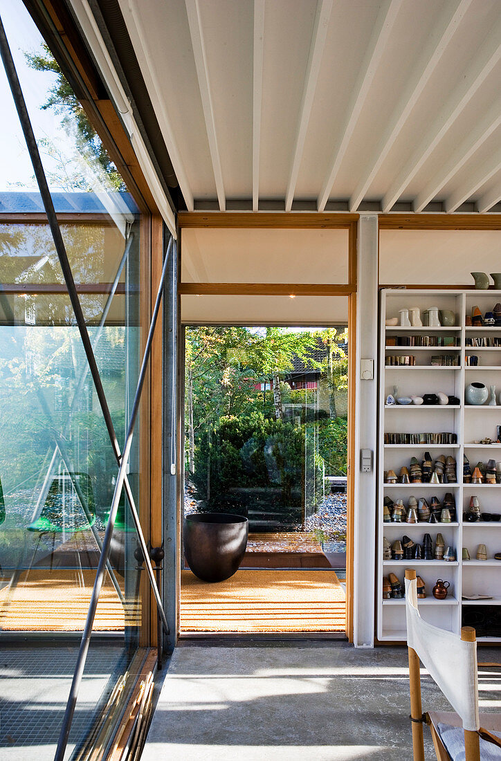 Wohnzimmer mit Gartenzugang im modernen Architektenhaus