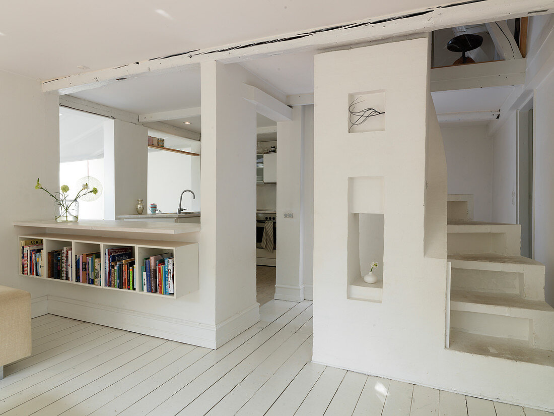 Offener Wohnraum in Weiß mit gewendelter Treppe und offener Küche