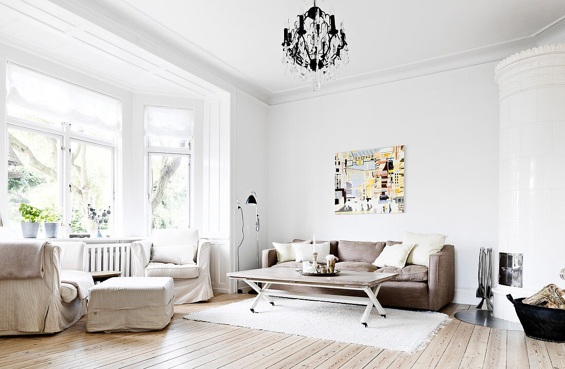Braunes Sofa im klassischen Wohnzimmer mit Erker