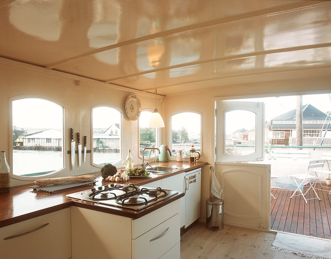Offene Küche und Zugang zur Terrasse auf einem Hausboot
