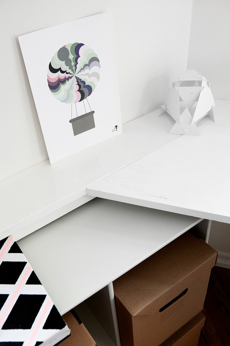 Blick auf weißen Schreibtisch und Kartons