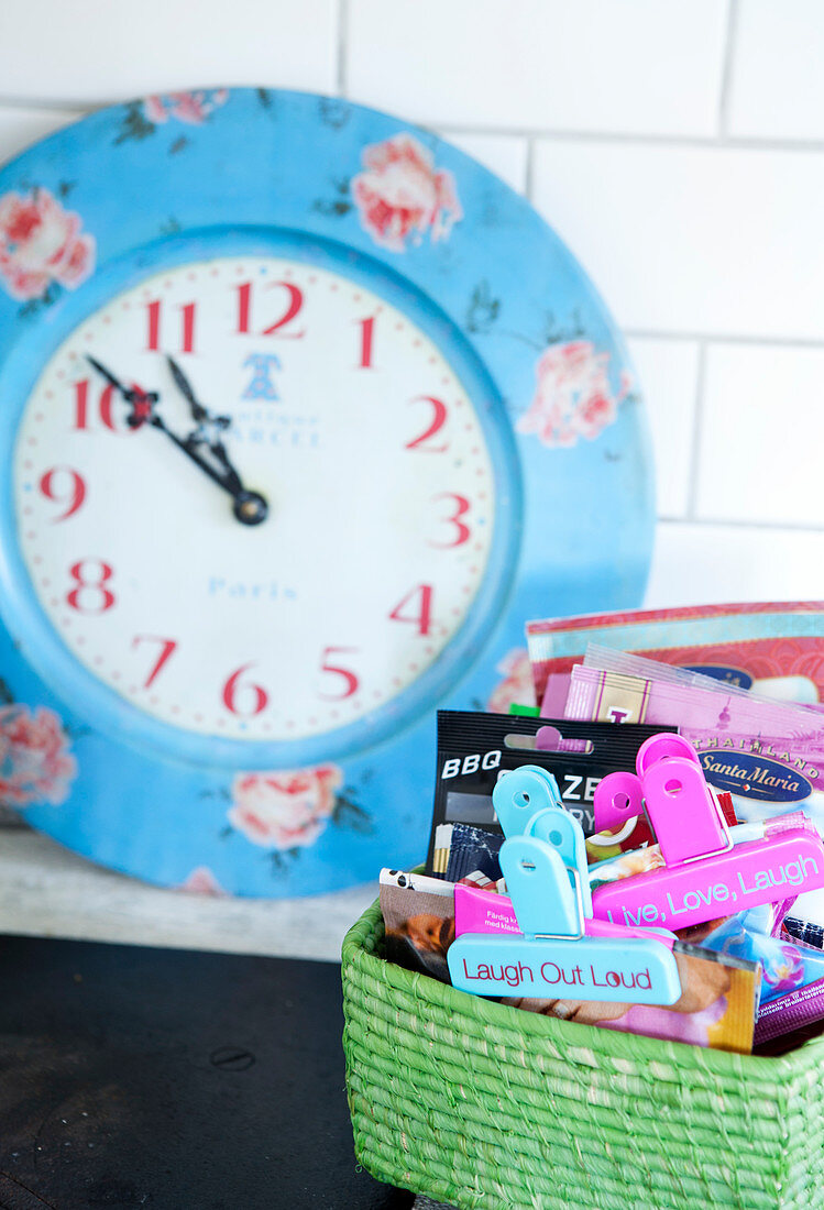 Clips with messages in the basket and wall clock with rose motif