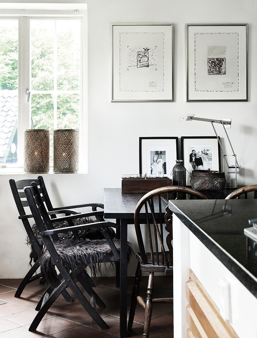Schwarz lackierter Holztisch mit Stühlen in der Küche