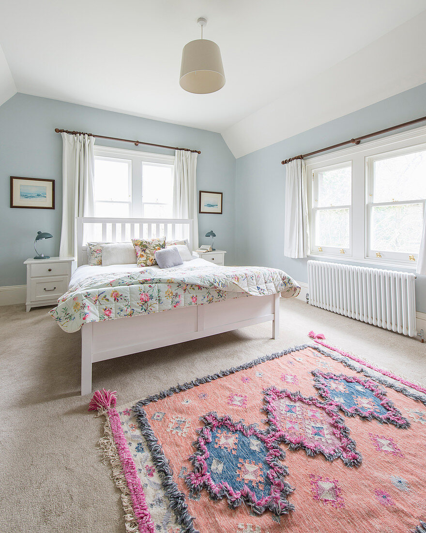 Romantisches Schlafzimmer mit hellblauen Wänden