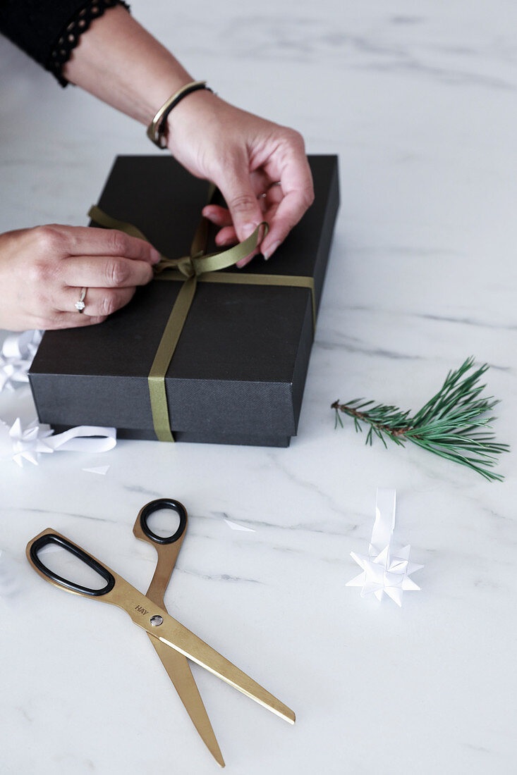 Weihnachtsgeschenk verpacken