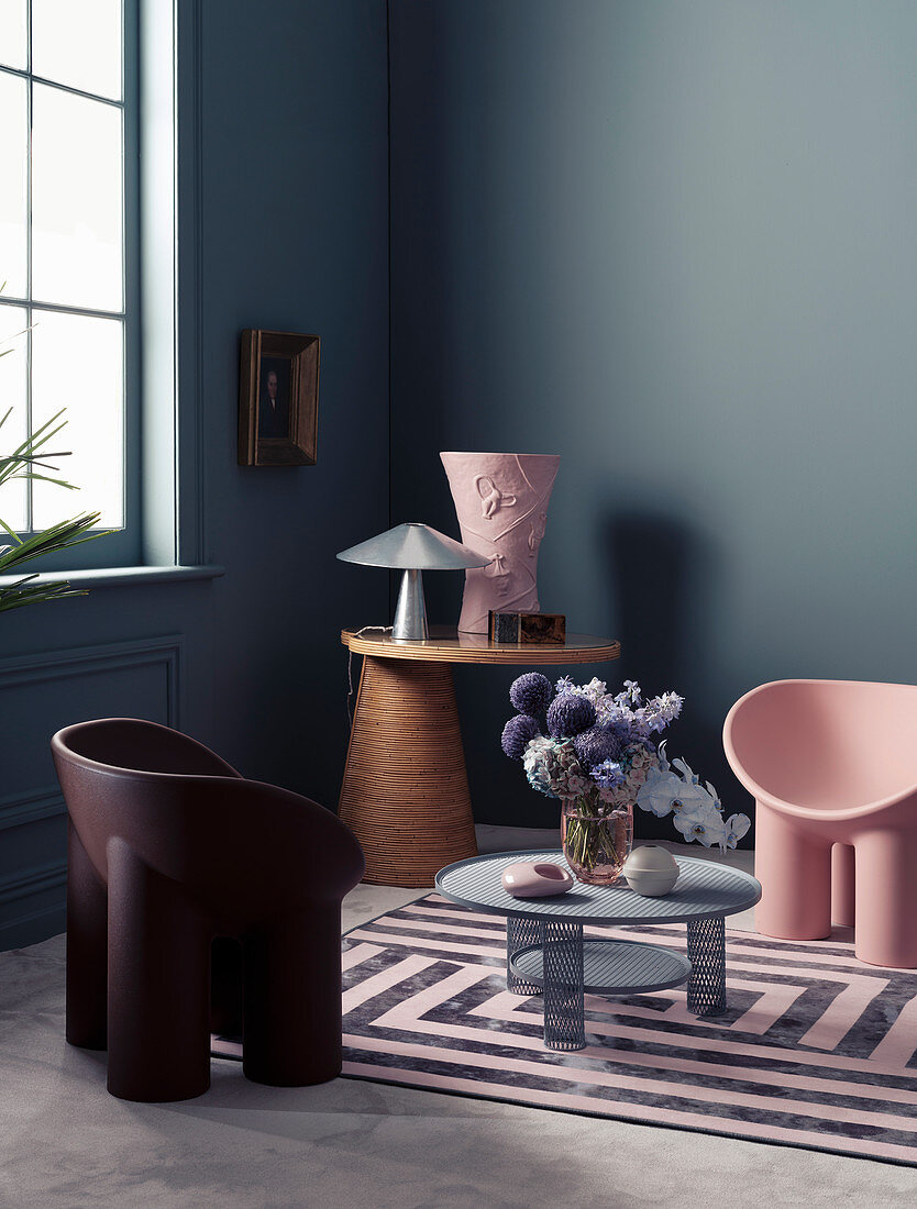 Beistelltisch mit Tischlampe und Vase, Designer-Sessel und Coffeetable in Zimmerecke
