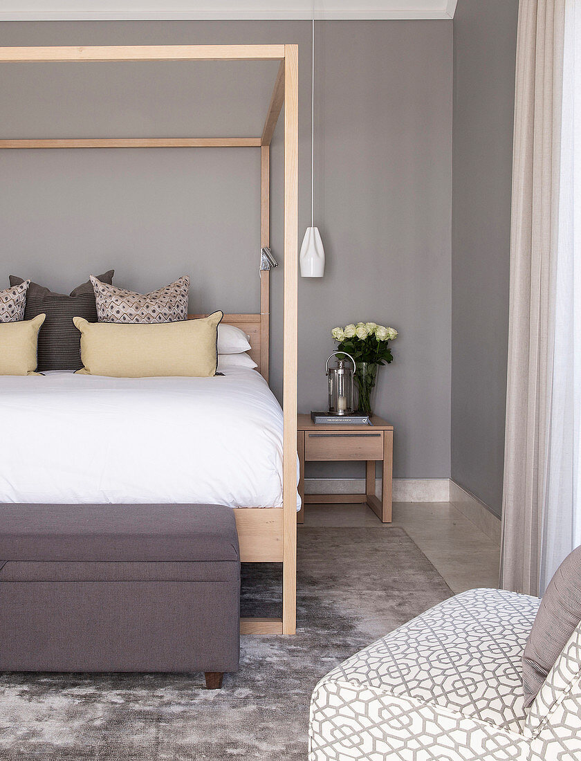 Modernes Himmelbett aus Holz im Schlafzimmer in Grautönen