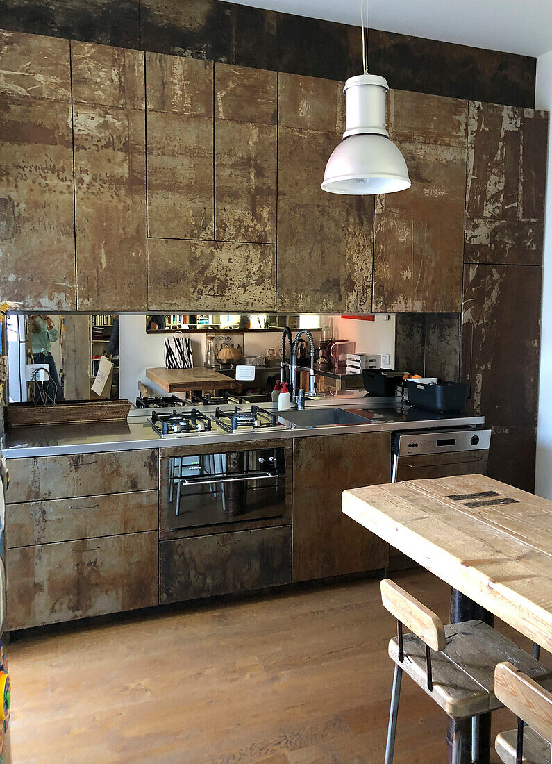 Rustic, industrial-style kitchen with fronts of oxidised metal