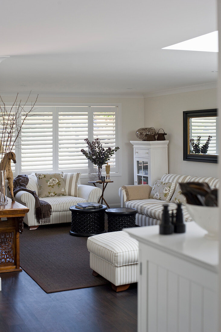 Klassisches Wohnzimmer mit beige-weiß gestreiften Sofas
