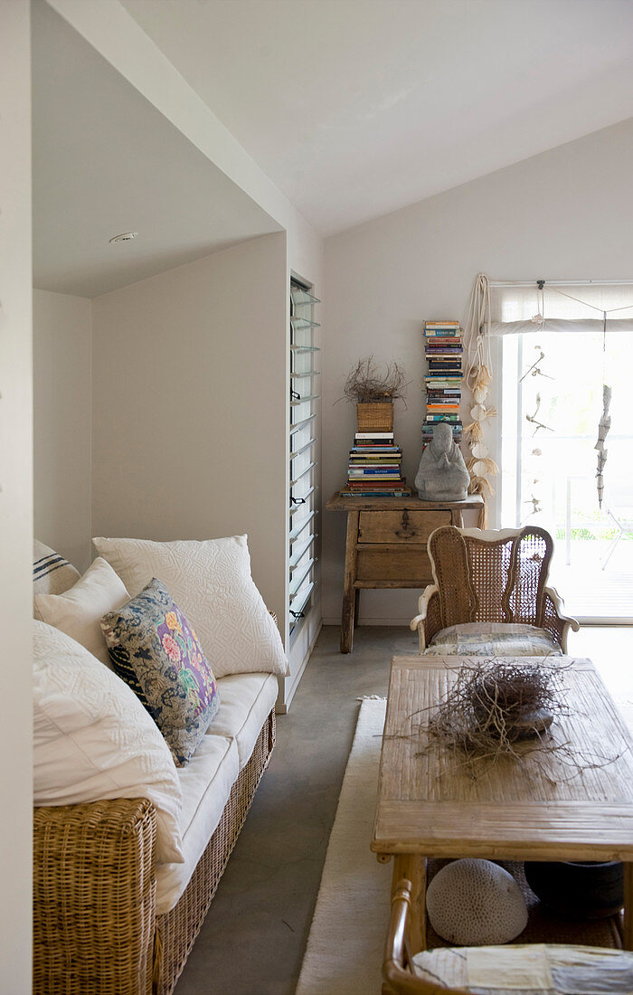 Helles sommerliches Wohnzimmer in Weiß mit Sofa in der Wandnische
