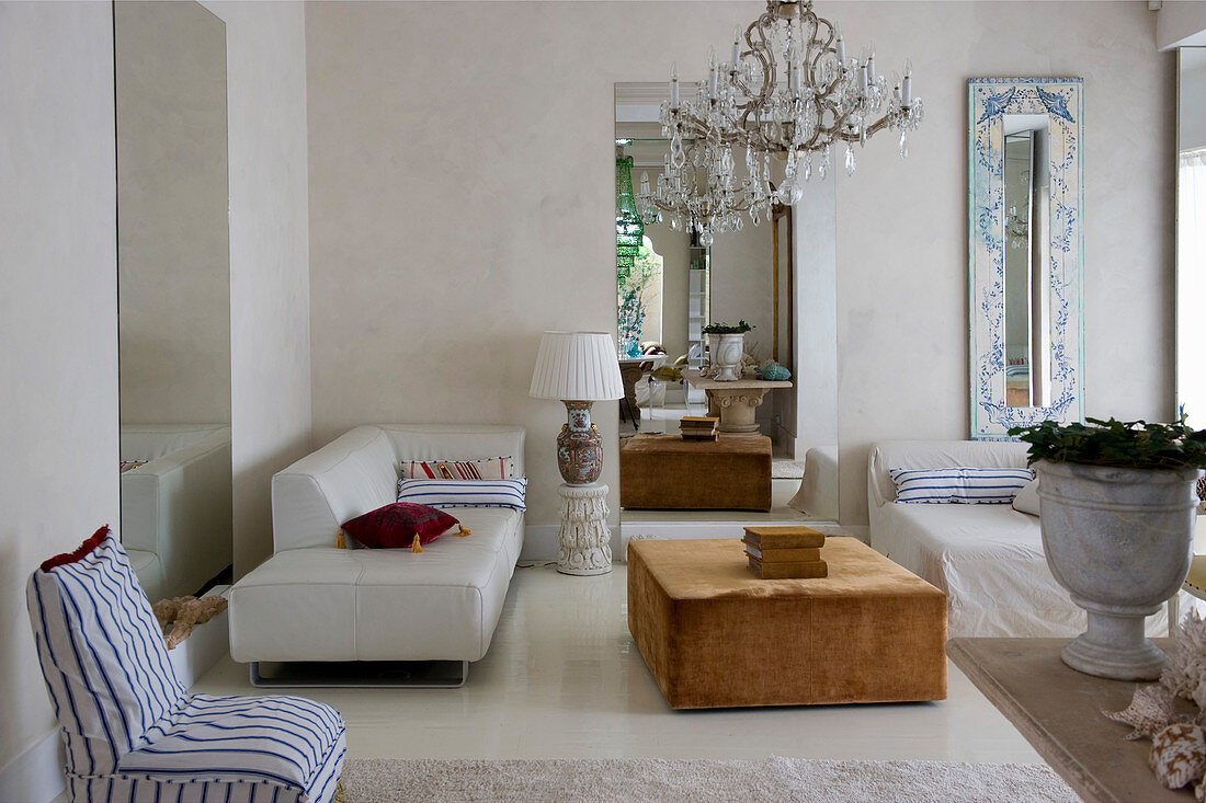 Moderne Möbel und antike Deko im exklusiven Wohnzimmer