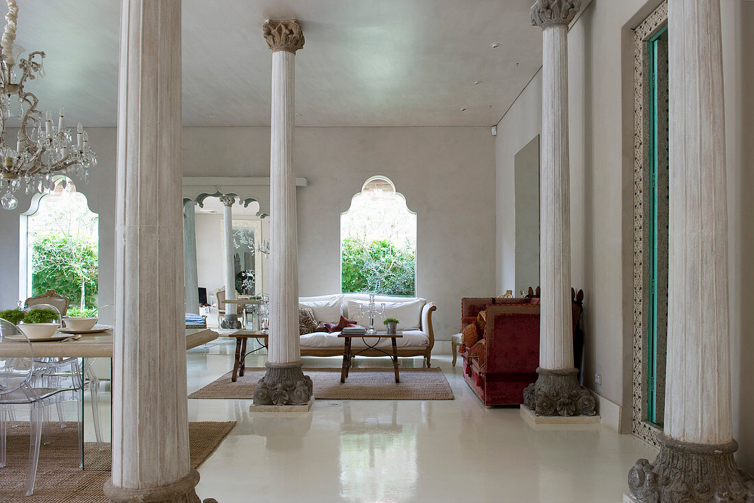 Exklusiver offener Wohnraum im mediterranen Stil mit Säulen