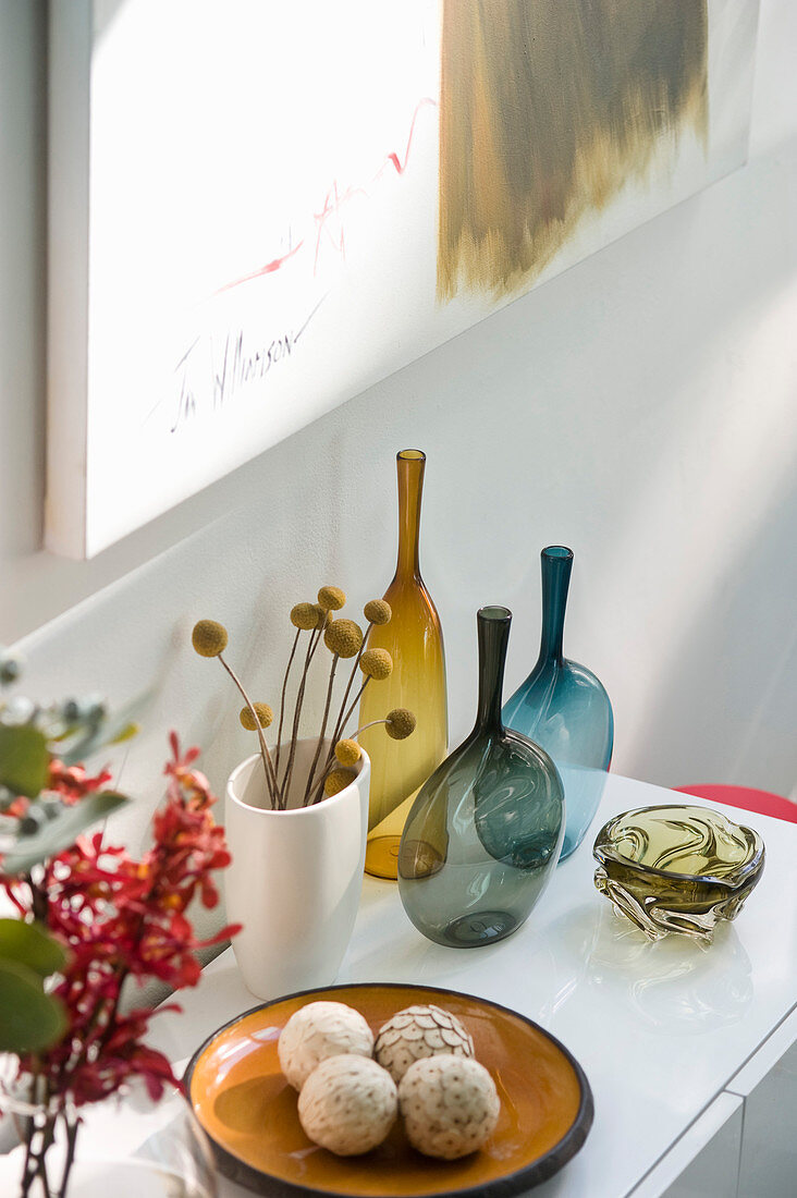 Blick auf Sideboard mit verschiedenen Vasen