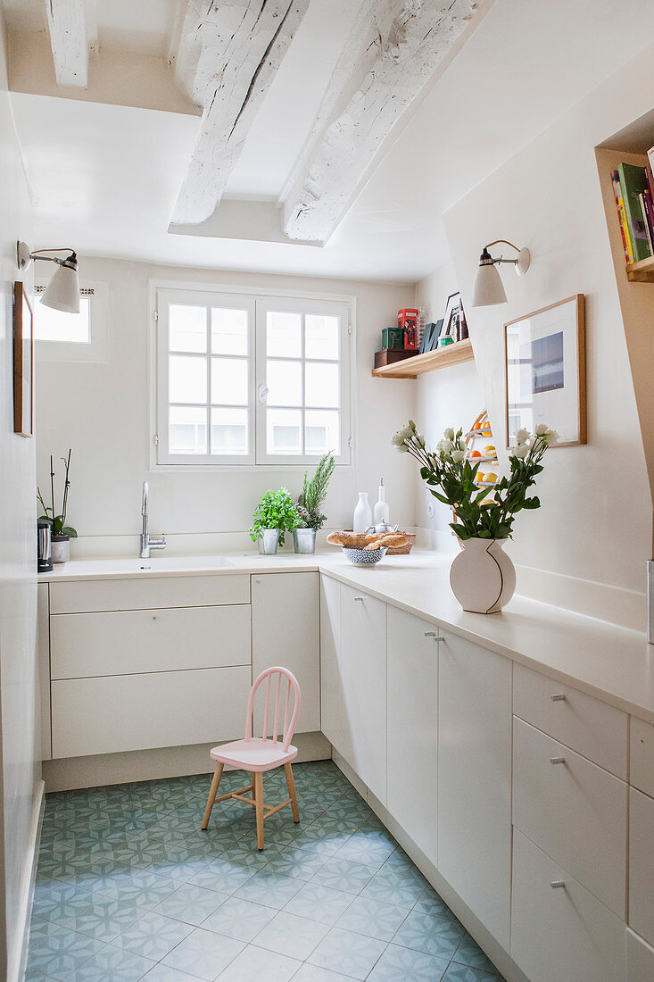 Moderne kleine Küche mit Balkendecke und Musterboden