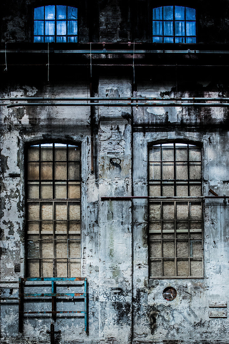 Alte Fabrik mit verbarrikadierten Fenstern
