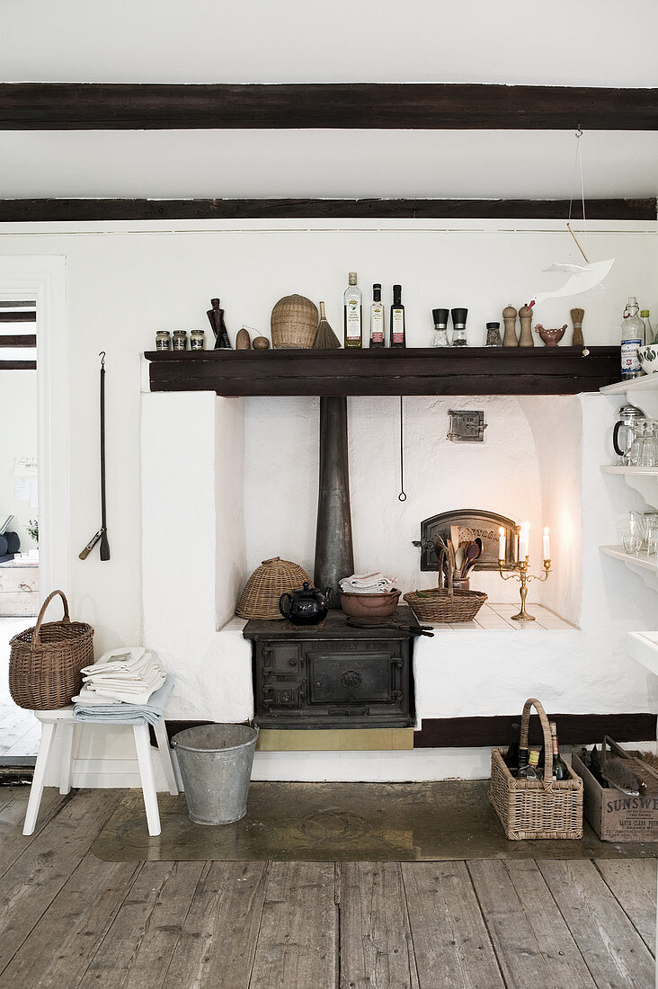 Alter Küchenofen in einer rustikalen Landhausküche
