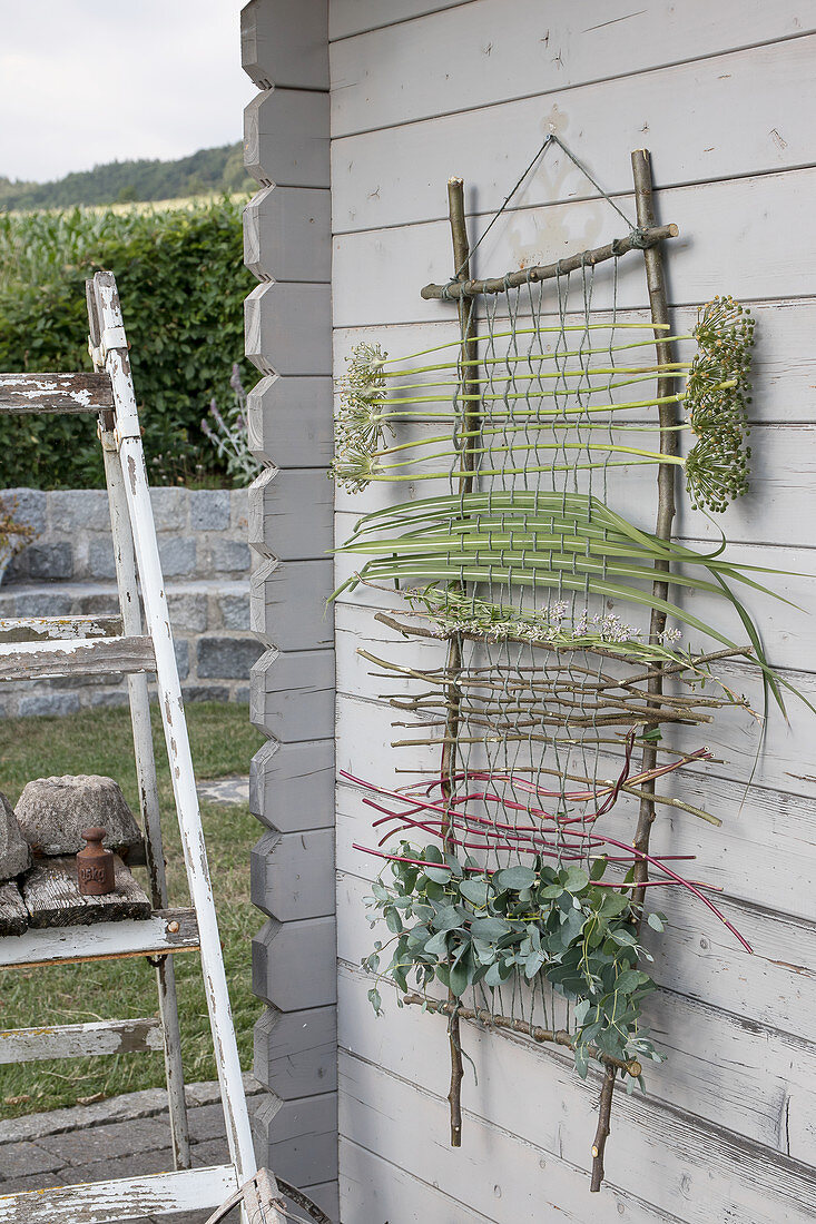 DIY-Gartenbild aus Grünschnitt an Holzwand