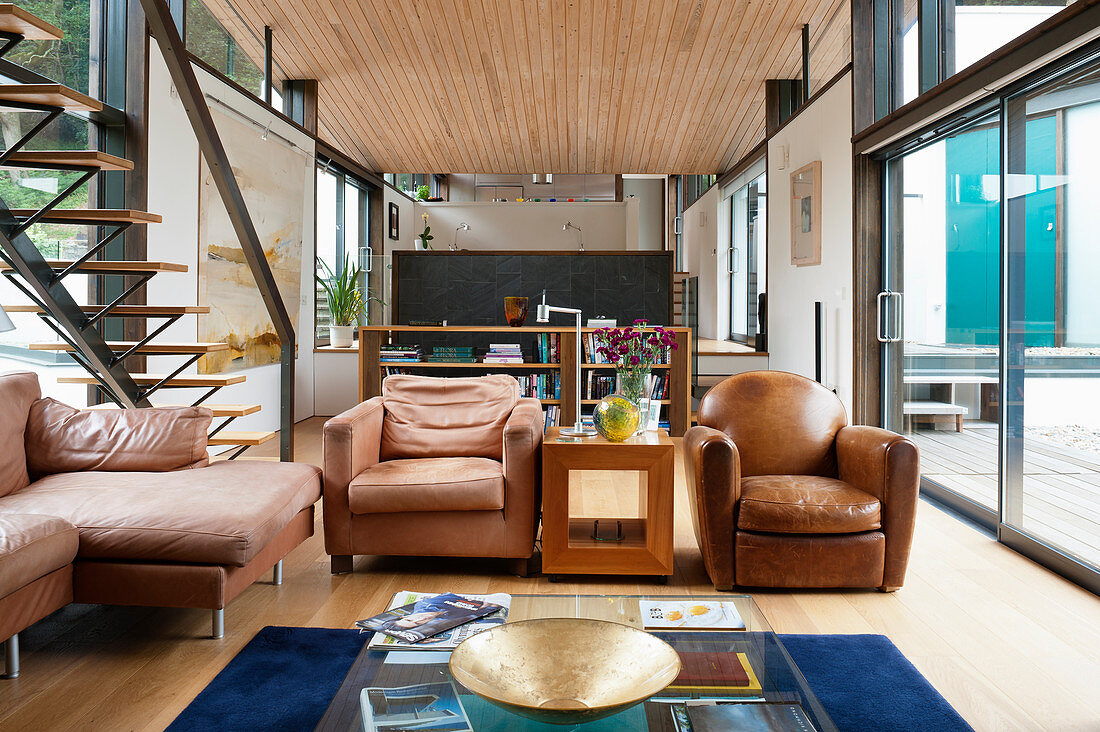 Offener Wohnraum in 60er Jahre Architektenhaus mit Holzdecke und Fensterfronten
