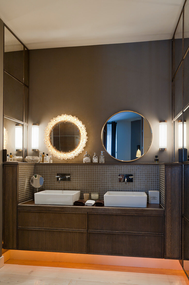 Zwei runde Spiegel über dem Doppelwaschtisch im Bad