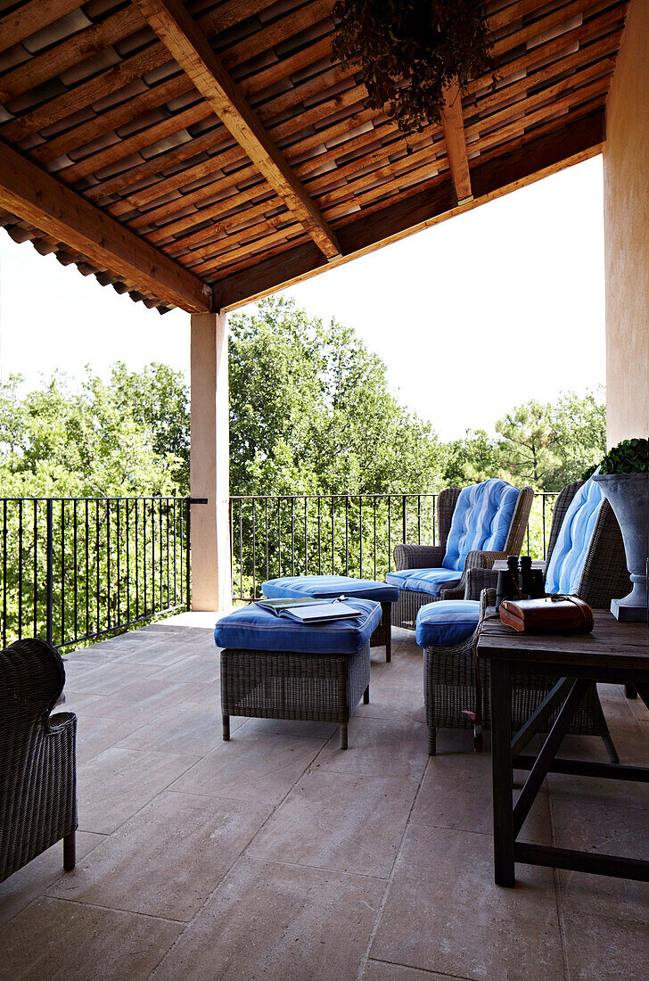 Outdoor-Möbel auf überdachter Terrasse eines französischen Landhauses